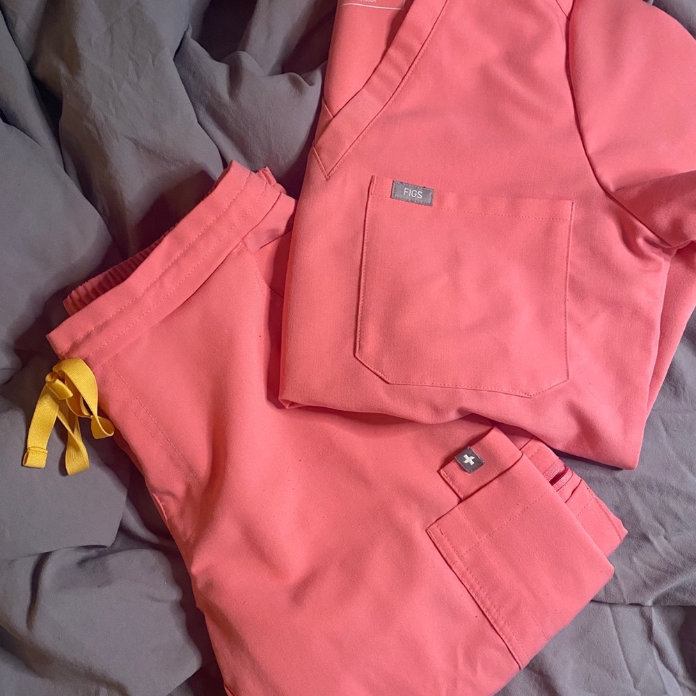 Figs neon pink scrub set